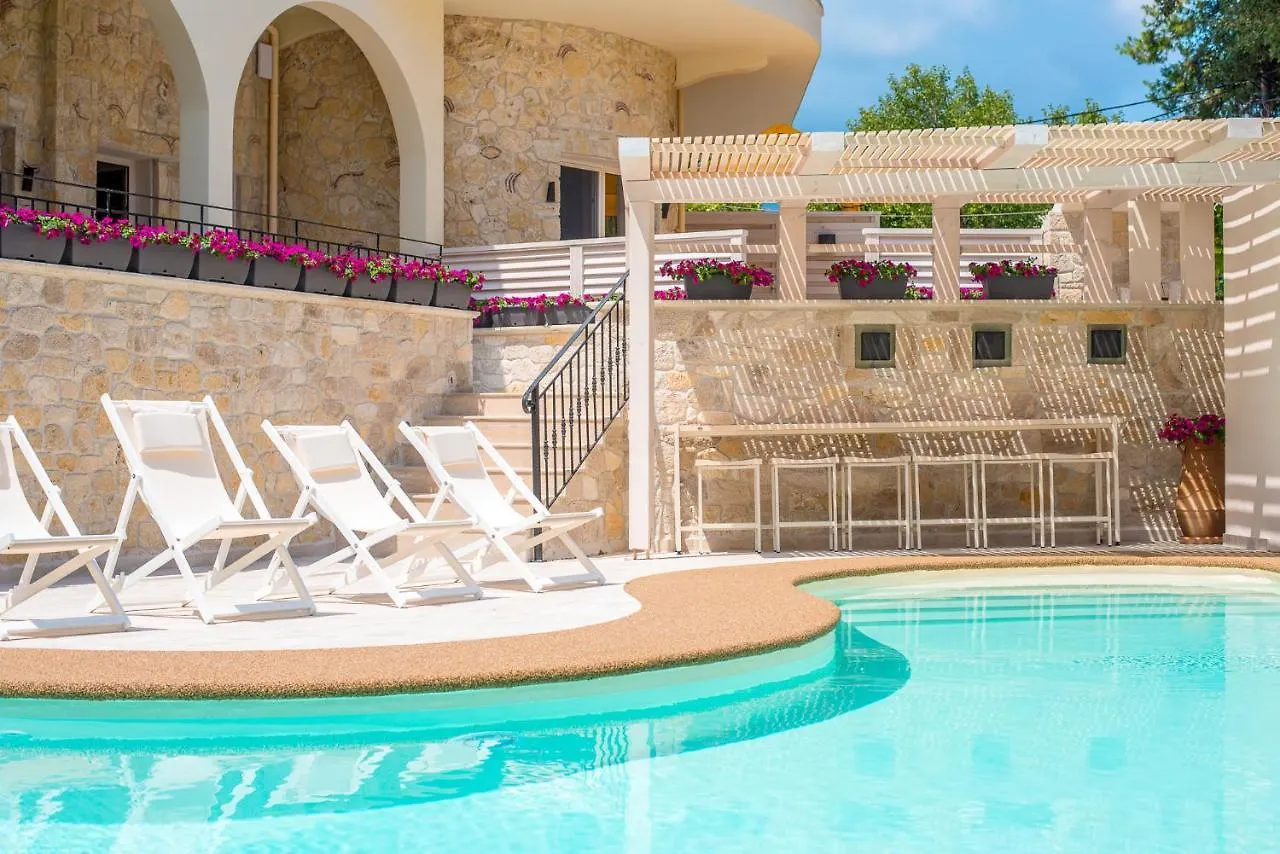 Neikos Mediterraneo Luxury Suites Hanioti 4*,